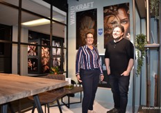 Jorien Jansen van Wandkraft met Sander Pieters (van Dopmeijer Eiken Tafels) in de showroom in DWI. Op de achtergrond afbeeldingen van PosterJunkie, waarmee CRE8 (Printing Ambitions) een samenwerking is gestart.